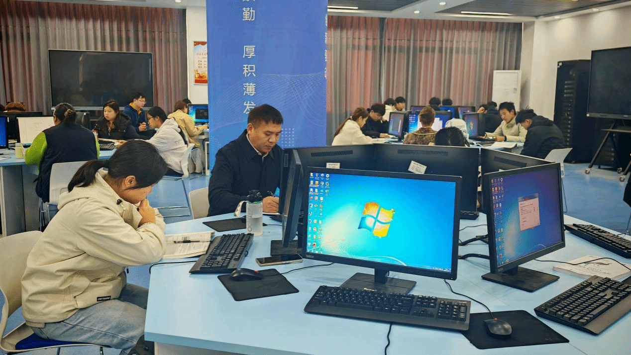 駐馬店職業(yè)技術(shù)學(xué)院校長宋華民深入南北校區(qū)聽課調(diào)研