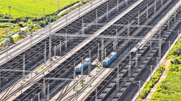 瓦日鐵路上的繁忙樞紐