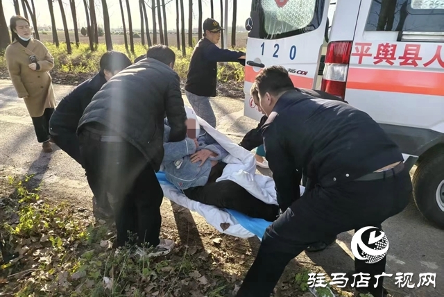 平輿：一轎車側(cè)翻入溝四人被困 警民攜手寒水中成功營救