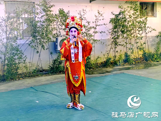 驛城區(qū)香山街道:文藝匯演暖“夕陽(yáng)”