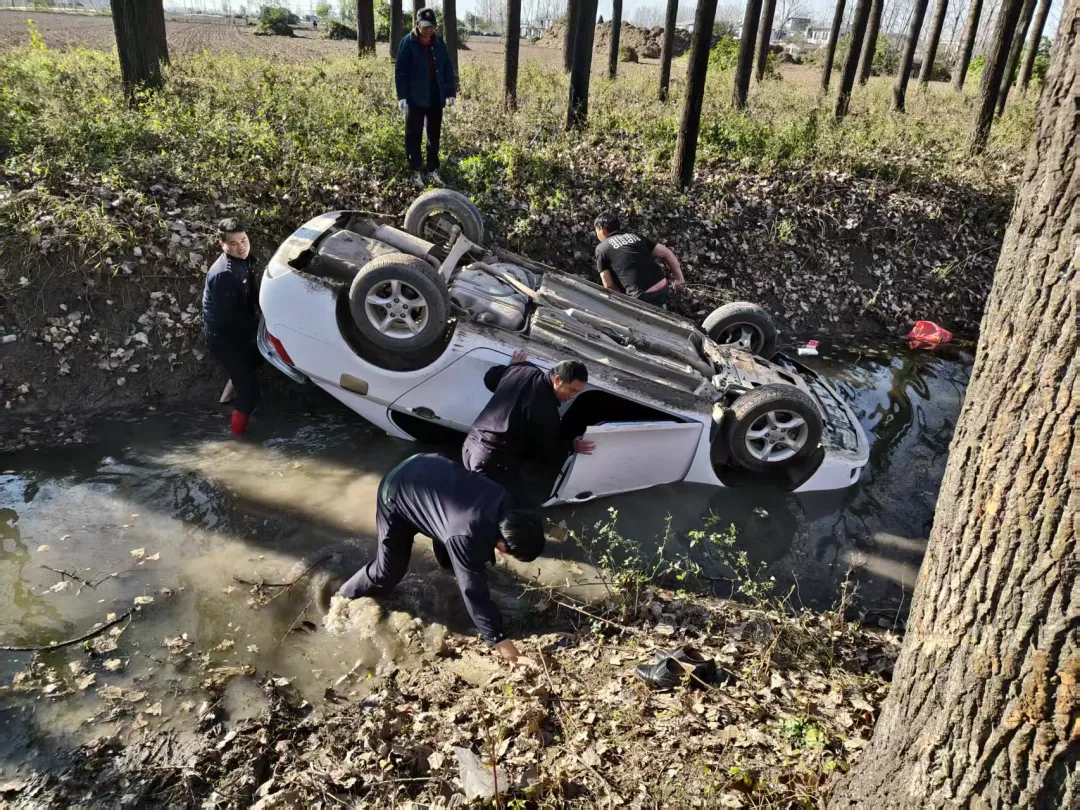 平輿民警徒手救援墜溝轎車被困群眾