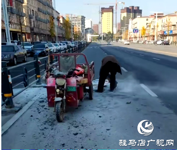 平輿縣6路公交司機路遇三輪車起火果斷施救贏得乘客與市民紛紛點贊