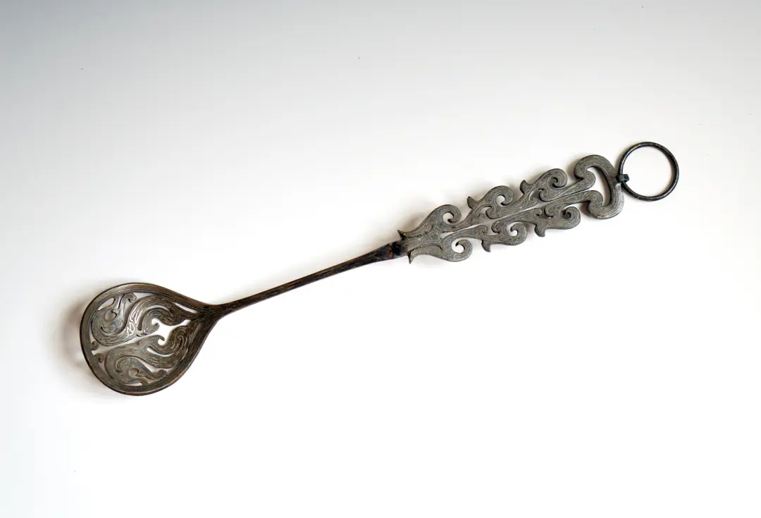 文博日歷丨錯銀鑲嵌 鏤空雕刻 古人這樣制作漏勺