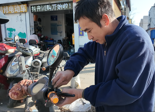 十三載溫情堅(jiān)守：平凡匠心藏溫情 修車便民暖人心