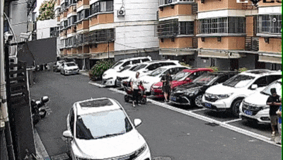 30斤行李箱竟“從天而降” 男子高空拋物被采取刑事強制措施