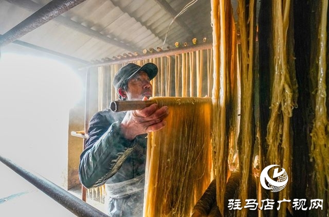 粉條搭起致富橋 ——走進(jìn)駐馬店驛城區(qū)板橋鎮(zhèn)口門(mén)村黑石山自然村許學(xué)用的粉條加工點(diǎn)