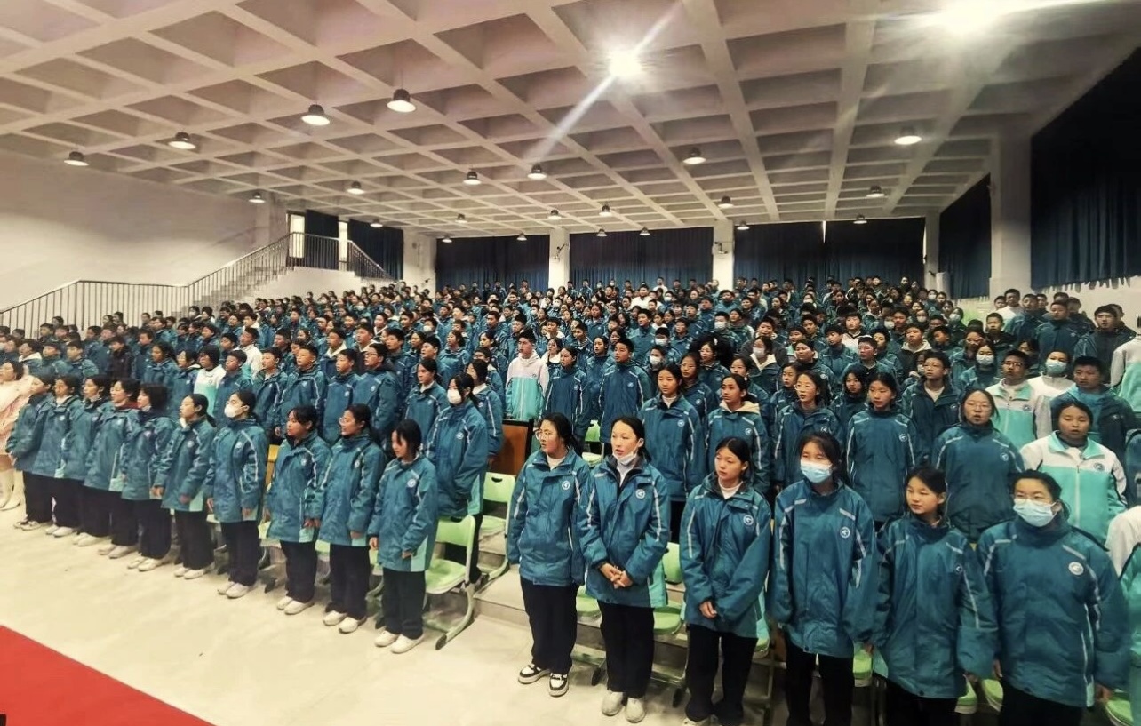  《我們是共產(chǎn)主義接班人》 歌聲從駐馬店市第四中學(xué)練江校區(qū)校園里飛出