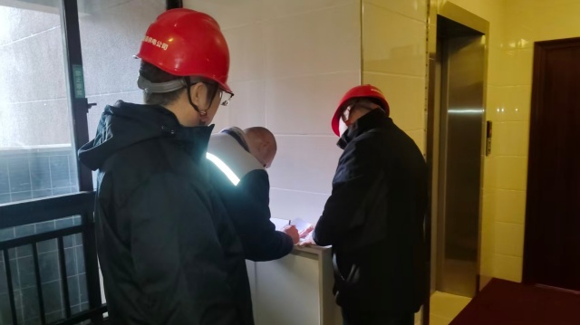 國網泌陽縣供電公司:排查高層小區(qū)隱患 筑牢冬季用電“防火墻”