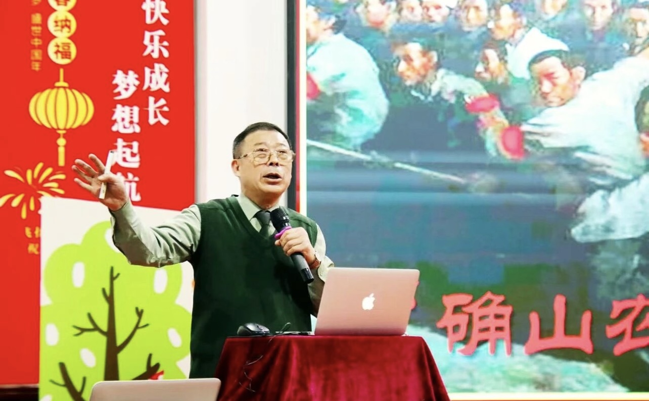  《我們是共產(chǎn)主義接班人》 歌聲從駐馬店市第四中學(xué)練江校區(qū)校園里飛出