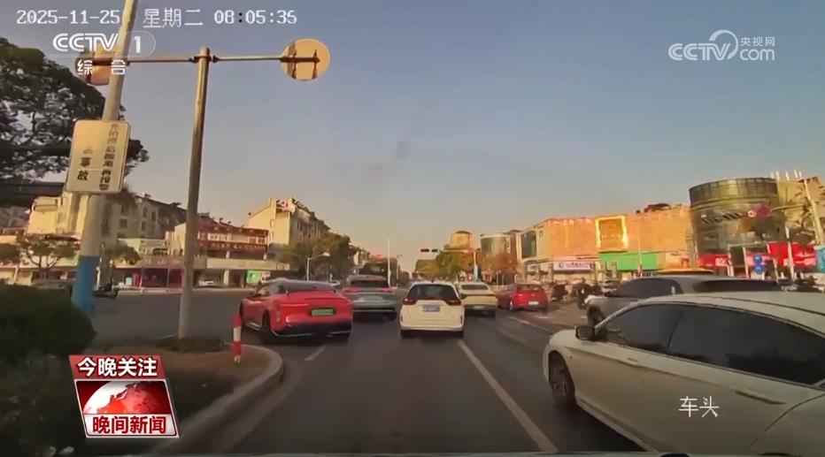 這些行為既危險(xiǎn)又違法！@機(jī)動(dòng)車(chē)駕駛?cè)?，行?chē)安全指南請(qǐng)查收