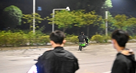 時(shí)速破百、燈光眩目……改裝電動(dòng)自行車“步步驚心”