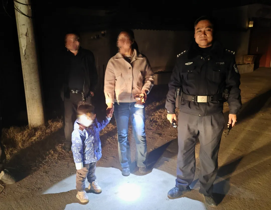 確山公安：3歲萌娃走失 民警暖心尋回
