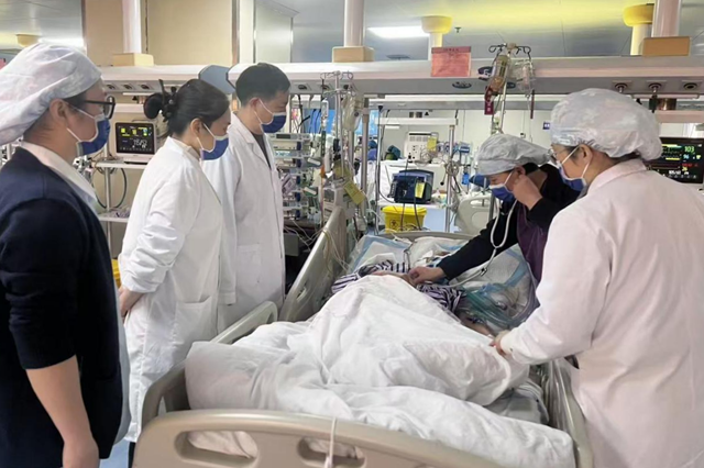 “謝謝大家，我不會(huì)沒(méi)有爸爸了！” 駐馬店市第一人民醫(yī)院多學(xué)科救治重癥“白肺”患者