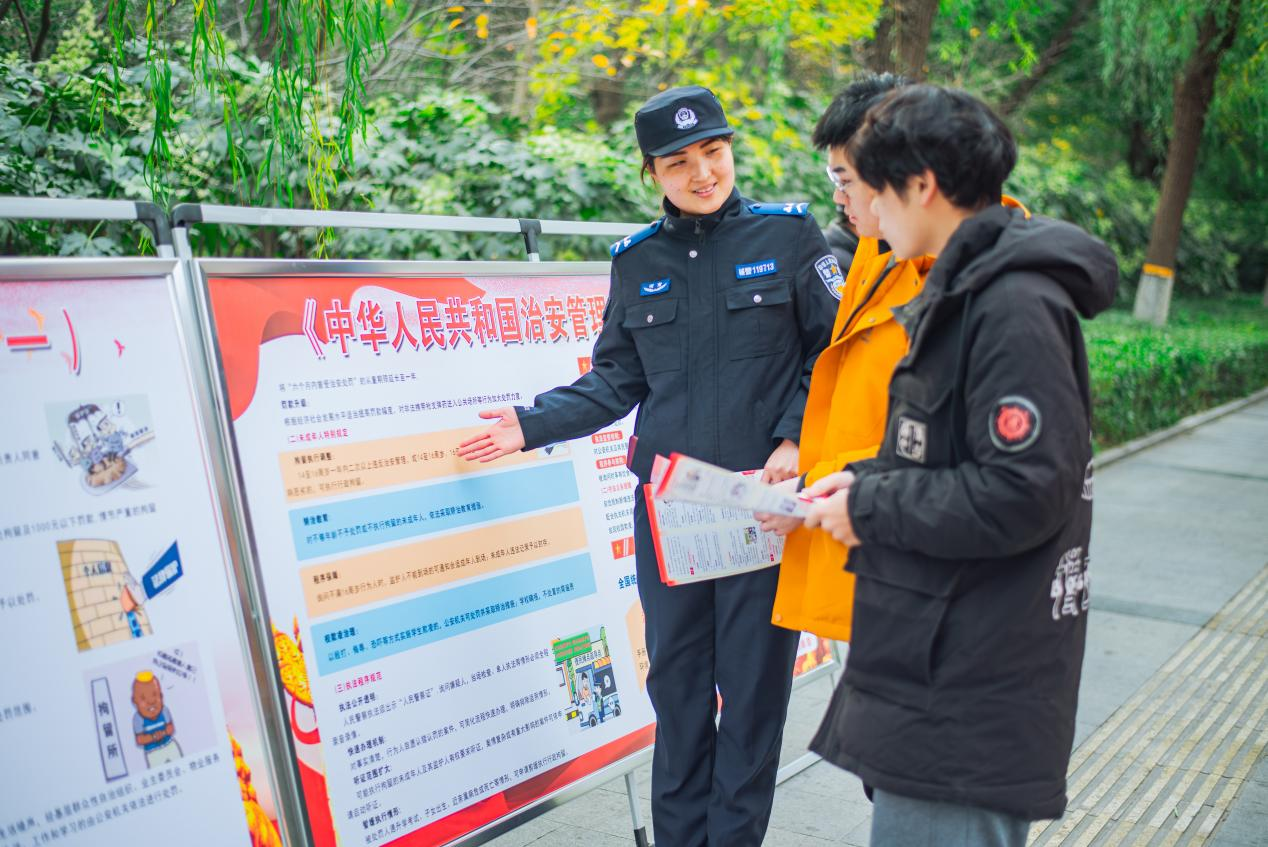 駐馬店市公安局經(jīng)濟(jì)開發(fā)區(qū)分局開展“國家憲法日”普法宣傳活動(dòng)