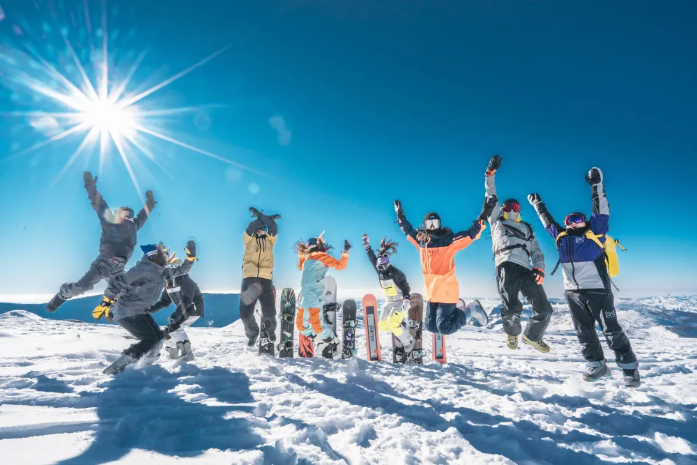 各大滑雪場(chǎng)陸續(xù)開板 冰雪經(jīng)濟(jì)持續(xù)升溫