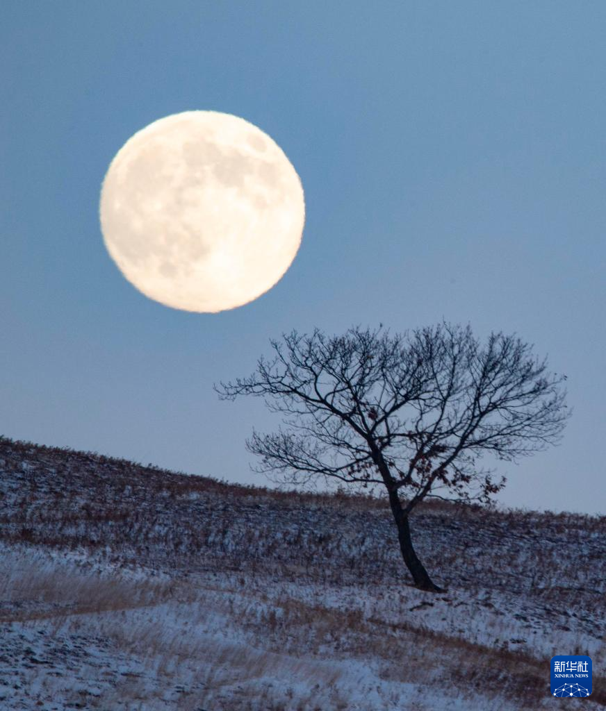“超級月亮”亮相天宇