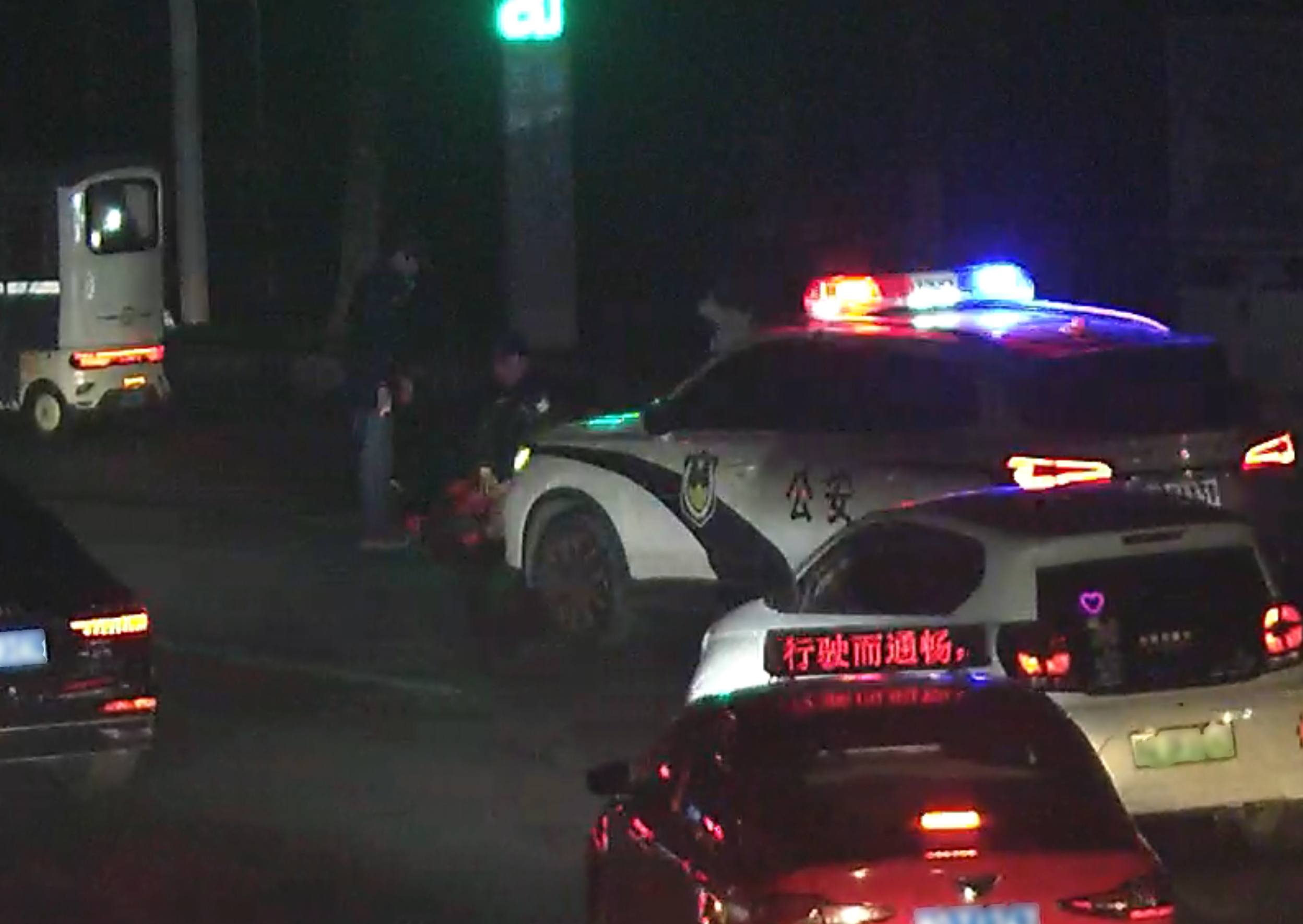 開(kāi)發(fā)區(qū):爭(zhēng)分奪秒 民警街頭心肺復(fù)蘇搶回老人一命