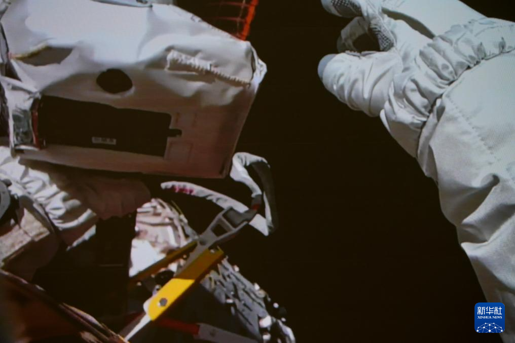 神舟二十一號航天員乘組圓滿完成第一次出艙活動