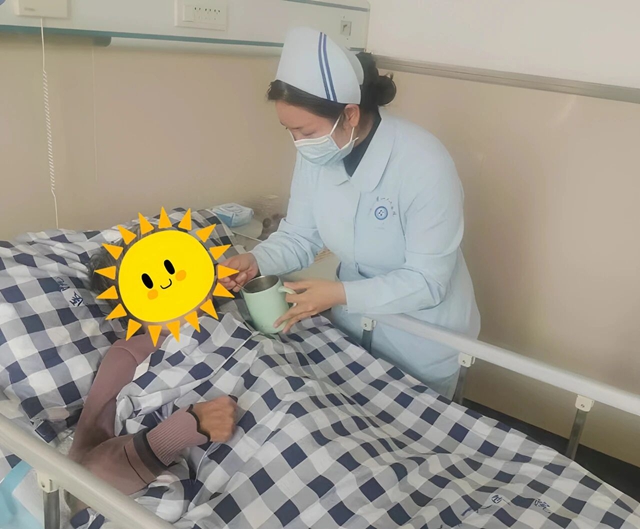 錦旗映初心 醫(yī)養(yǎng)暖夕陽:駐馬店市第一人民醫(yī)院西院區(qū)醫(yī)養(yǎng)結(jié)合科老人家屬的暖心致謝