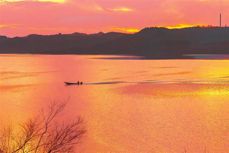 一葉輕舟劃破柔波