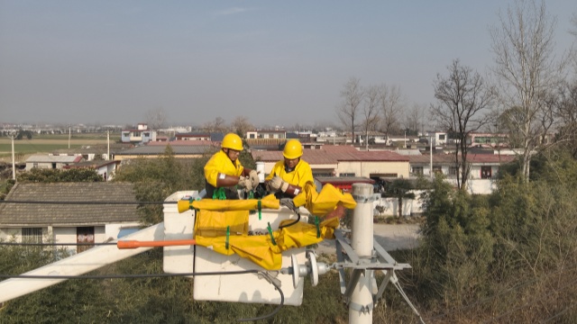 確山縣供電公司：帶電作業(yè)除隱患 備戰(zhàn)冬峰不停電