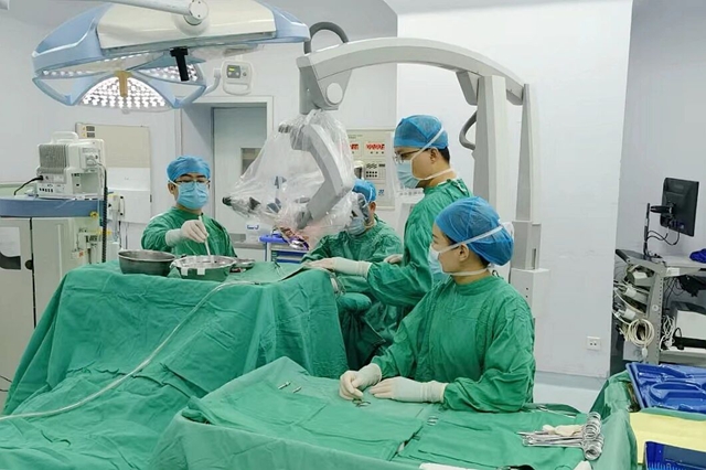 在1毫米血管上“穿針引線”:高難度搭橋手術(shù)為患者重建顱內(nèi)“生命橋”