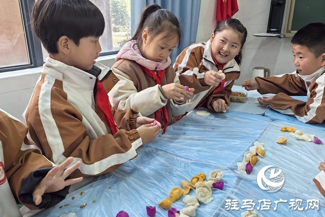 駐馬店市金雀路小學(xué)開展包餃子主題活動(dòng)