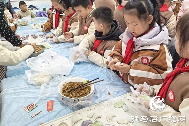 駐馬店市金雀路小學(xué)開展包餃子主題活動(dòng)