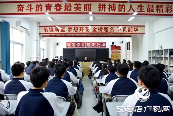 平輿縣委副書(shū)記、縣長(zhǎng)李磊為縣二高師生講授思政課