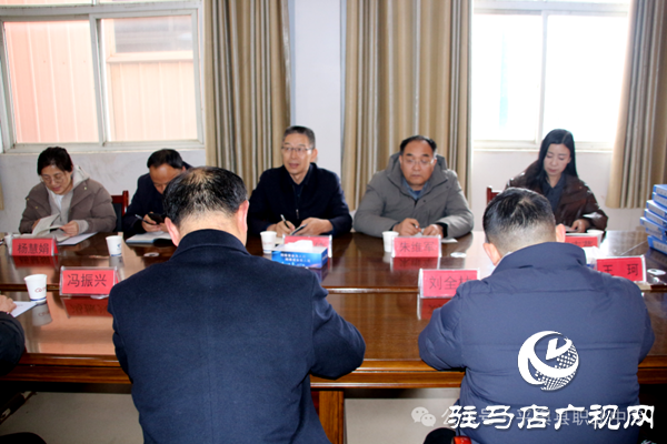 河南省教育廳專家組蒞臨平輿縣中等職業(yè)學(xué)校調(diào)研指導(dǎo)新型職業(yè)農(nóng)民培養(yǎng)工作