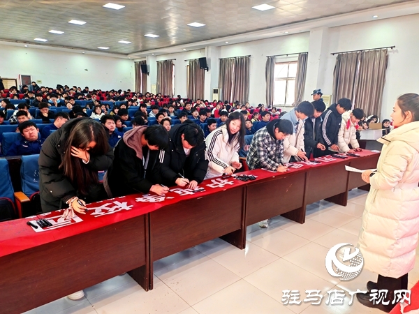 平輿縣委政法委組織反邪教宣傳進校園 筑牢青春防護墻