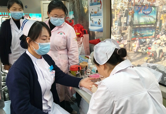 熱血暖寒冬 仁心護(hù)安康——駐馬店市第二中醫(yī)院開展年末無償獻(xiàn)血公益活動(dòng)