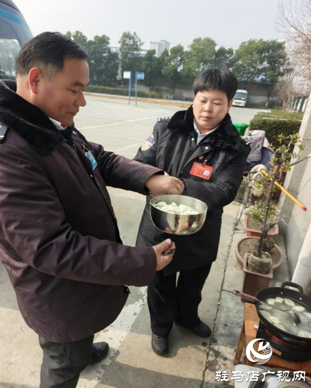 暖冬餃子香 情系公交人