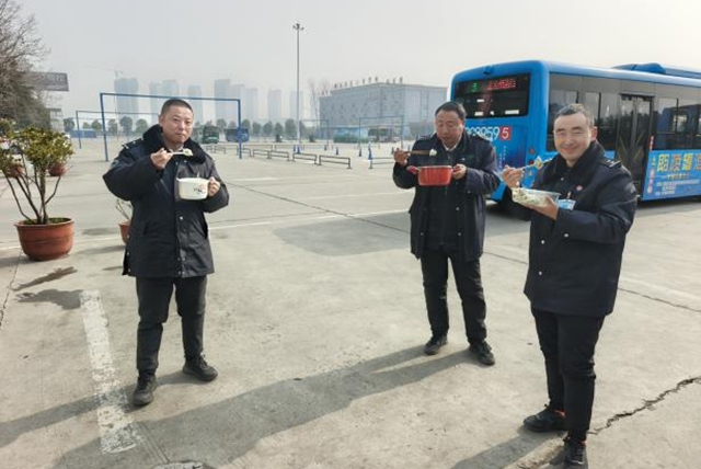 暖冬餃子香 情系公交人
