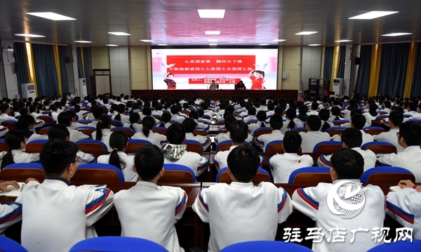 平輿縣委常委、紀委書記王娟為縣第二初級中學師生講授思政課