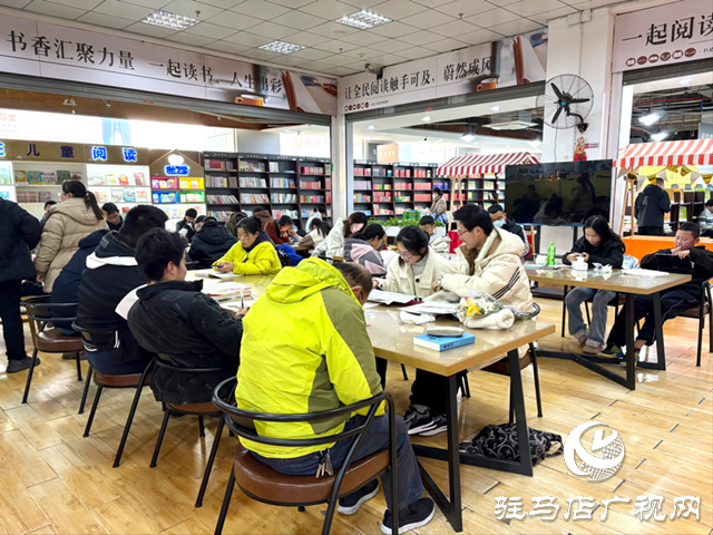 元旦假期書店成市民“充電”休閑新熱點