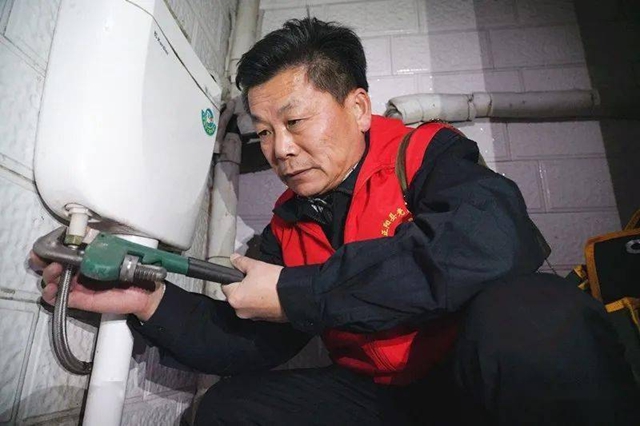 【天中光榮榜】閔建功：43年義務服務“點亮”一座城