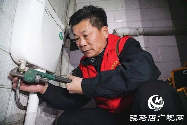 【天中光榮榜】閔建功:43年義務(wù)服務(wù)“點(diǎn)亮”一座城