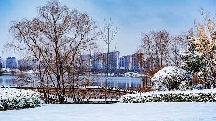 雪落玉湖 如詩如畫