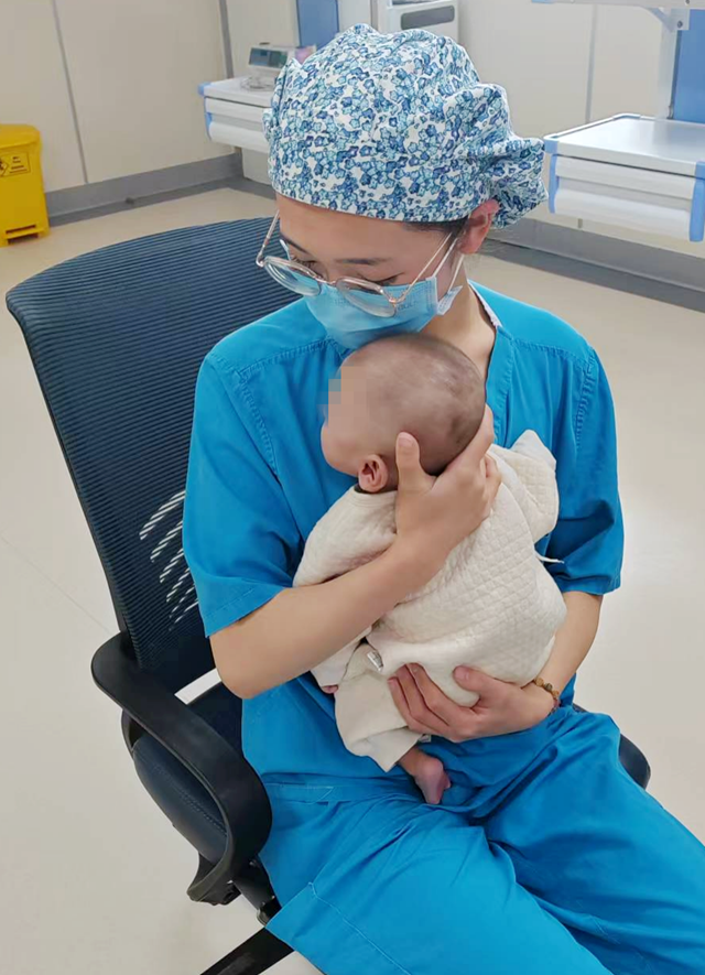 出生體重不足千克、呼吸衰竭……曾被醫(yī)院拒收的早產(chǎn)寶寶康復(fù)了