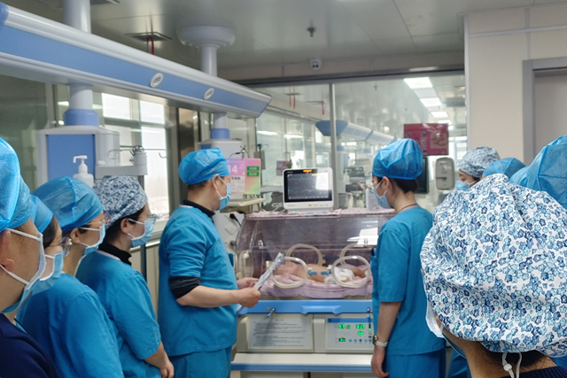 出生體重不足千克、呼吸衰竭……曾被醫(yī)院拒收的早產(chǎn)寶寶康復(fù)了