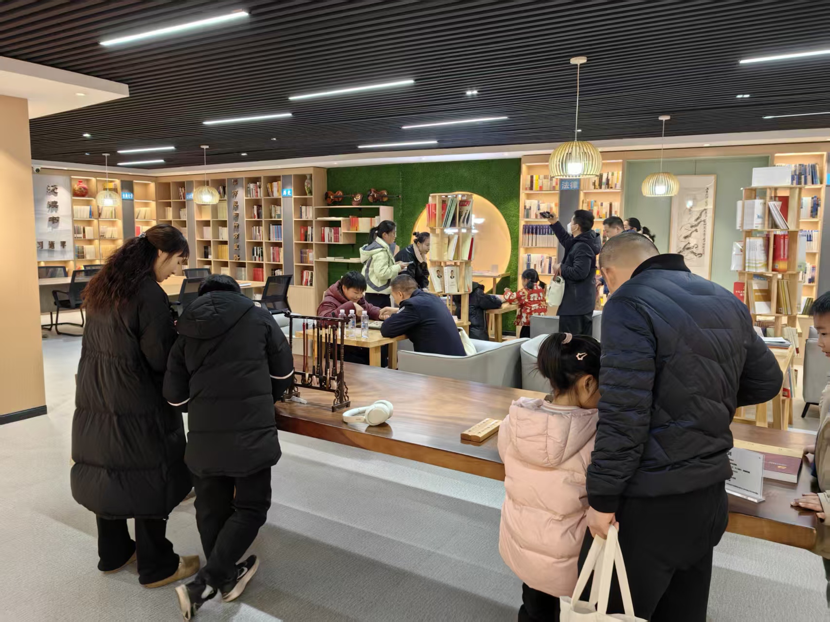 致敬中國(guó)人民警察節(jié)！駐馬店市公安局舉辦升國(guó)旗迎警旗儀式暨警營(yíng)開(kāi)放日活動(dòng)