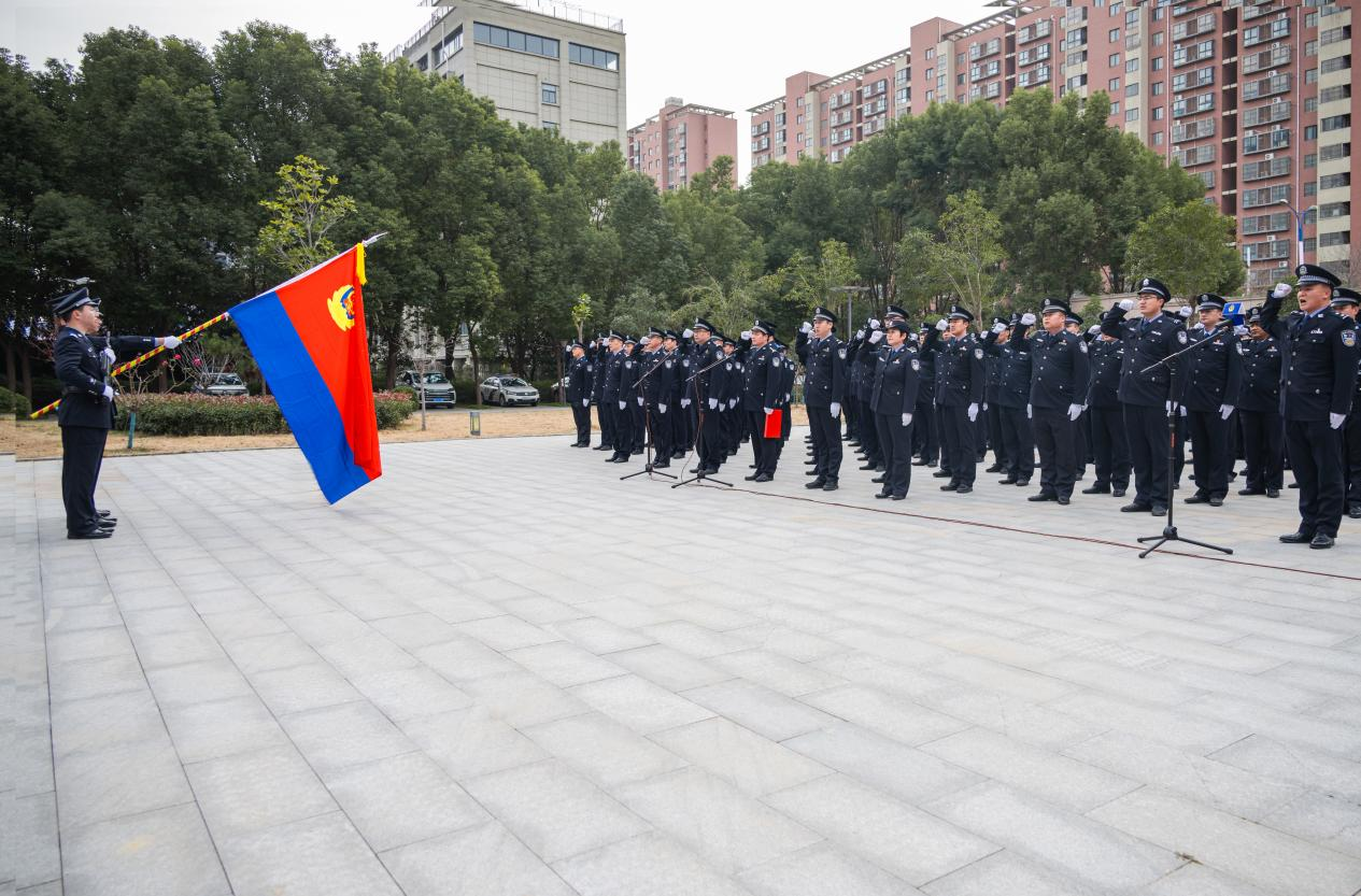 駐馬店市公安局經(jīng)濟(jì)開發(fā)區(qū)分局隆重舉行 2026年警察節(jié)升旗宣誓儀式