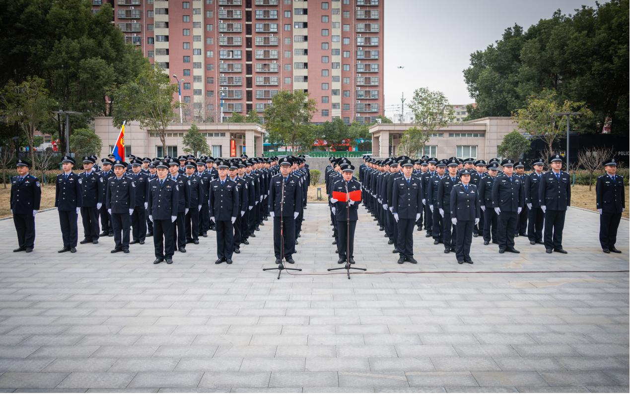 駐馬店市公安局經(jīng)濟(jì)開發(fā)區(qū)分局隆重舉行 2026年警察節(jié)升旗宣誓儀式