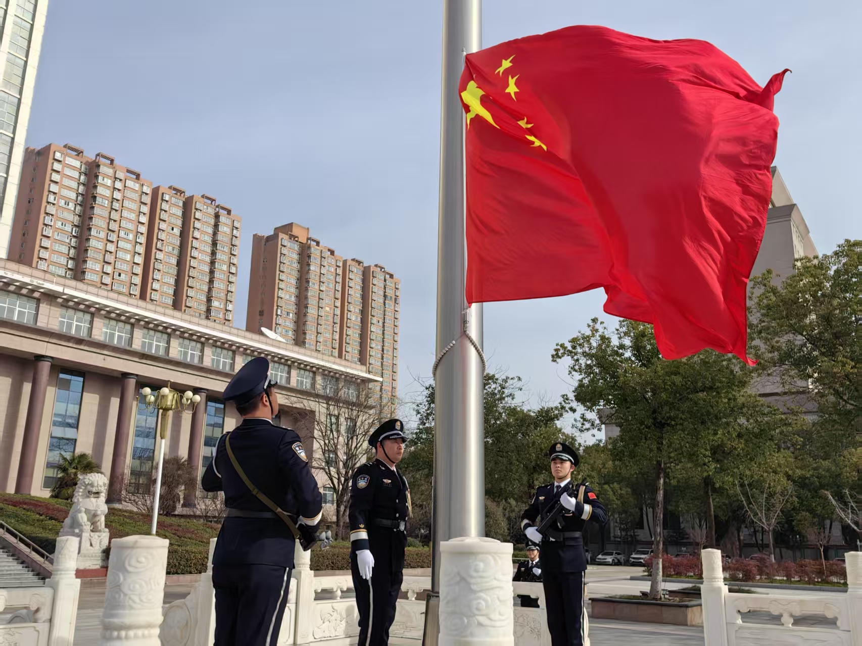 致敬中國(guó)人民警察節(jié)！駐馬店市公安局舉辦升國(guó)旗迎警旗儀式暨警營(yíng)開(kāi)放日活動(dòng)