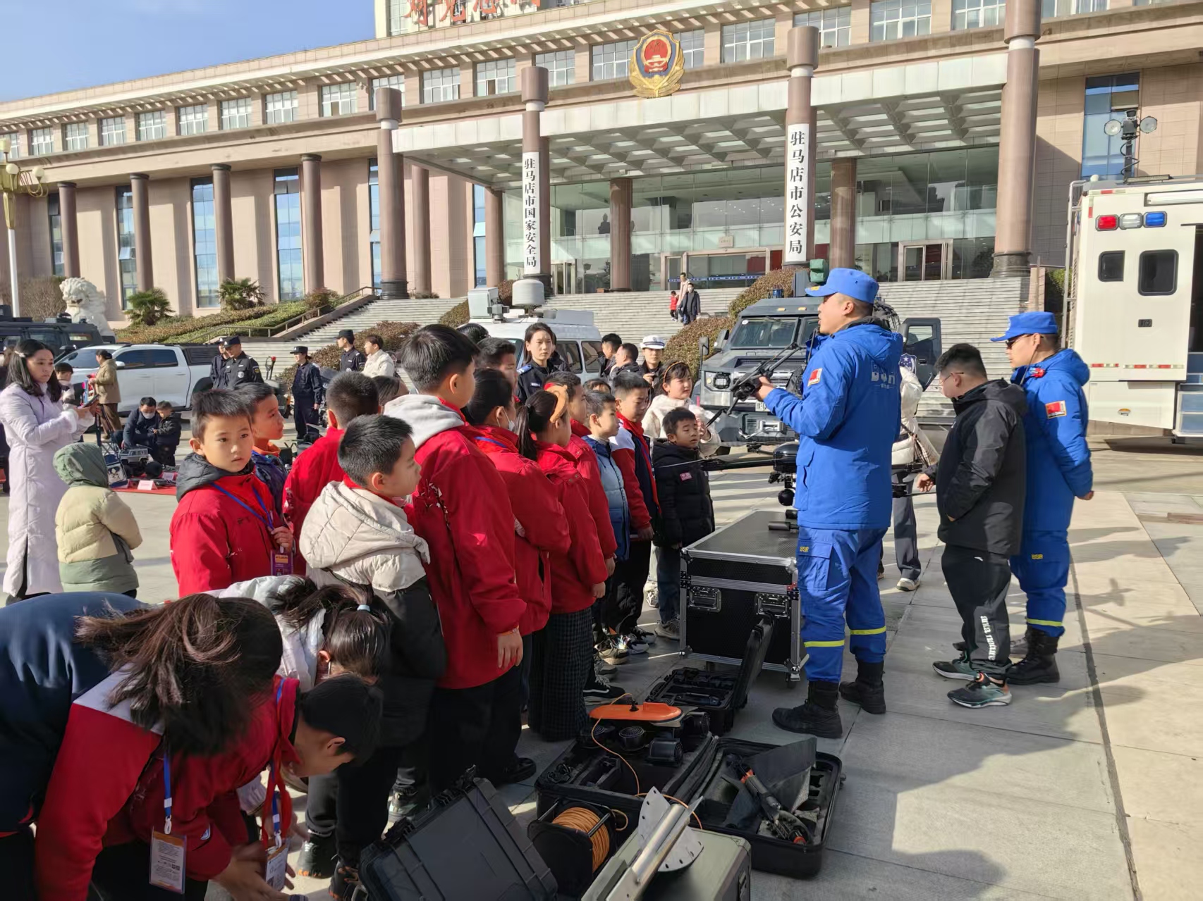 致敬中國(guó)人民警察節(jié)！駐馬店市公安局舉辦升國(guó)旗迎警旗儀式暨警營(yíng)開(kāi)放日活動(dòng)