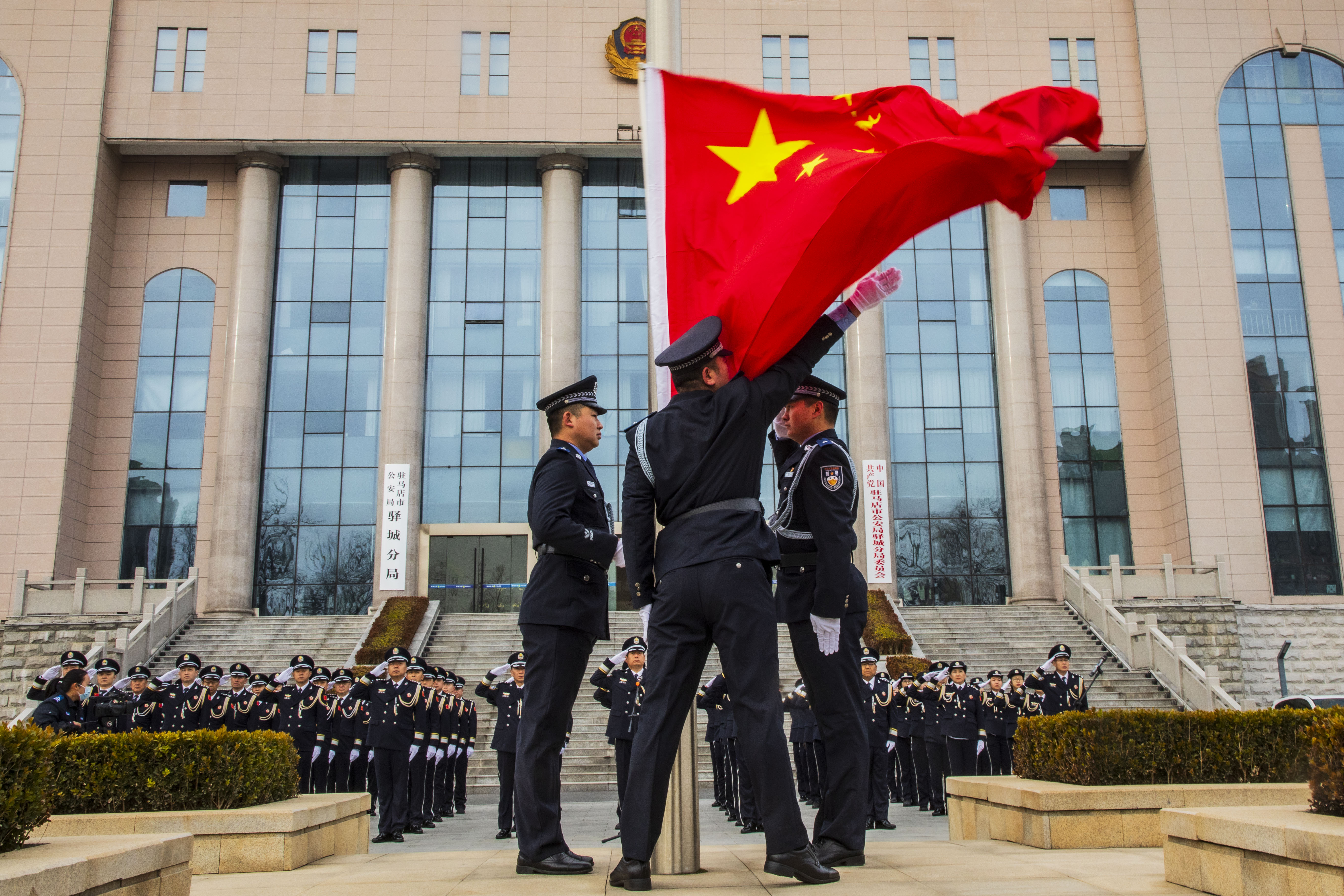 擎旗奮進(jìn)，勇?lián)姑?mdash;&mdash;驛城公安分局舉行升旗儀式慶祝第六個(gè)&ldquo;中國(guó)人民警察節(jié)&rdquo;