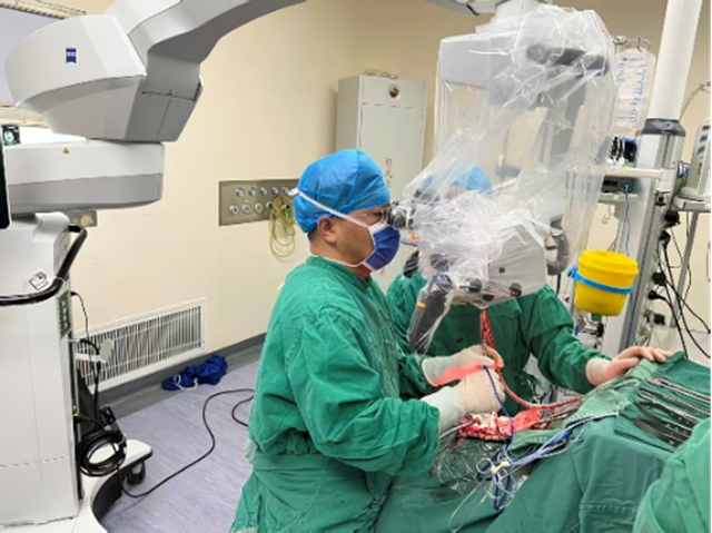 頭痛昏迷險(xiǎn)喪命!駐馬店第一人民醫(yī)院神經(jīng)外科團(tuán)隊(duì)生死競速為患者拆除“顱內(nèi)炸彈”