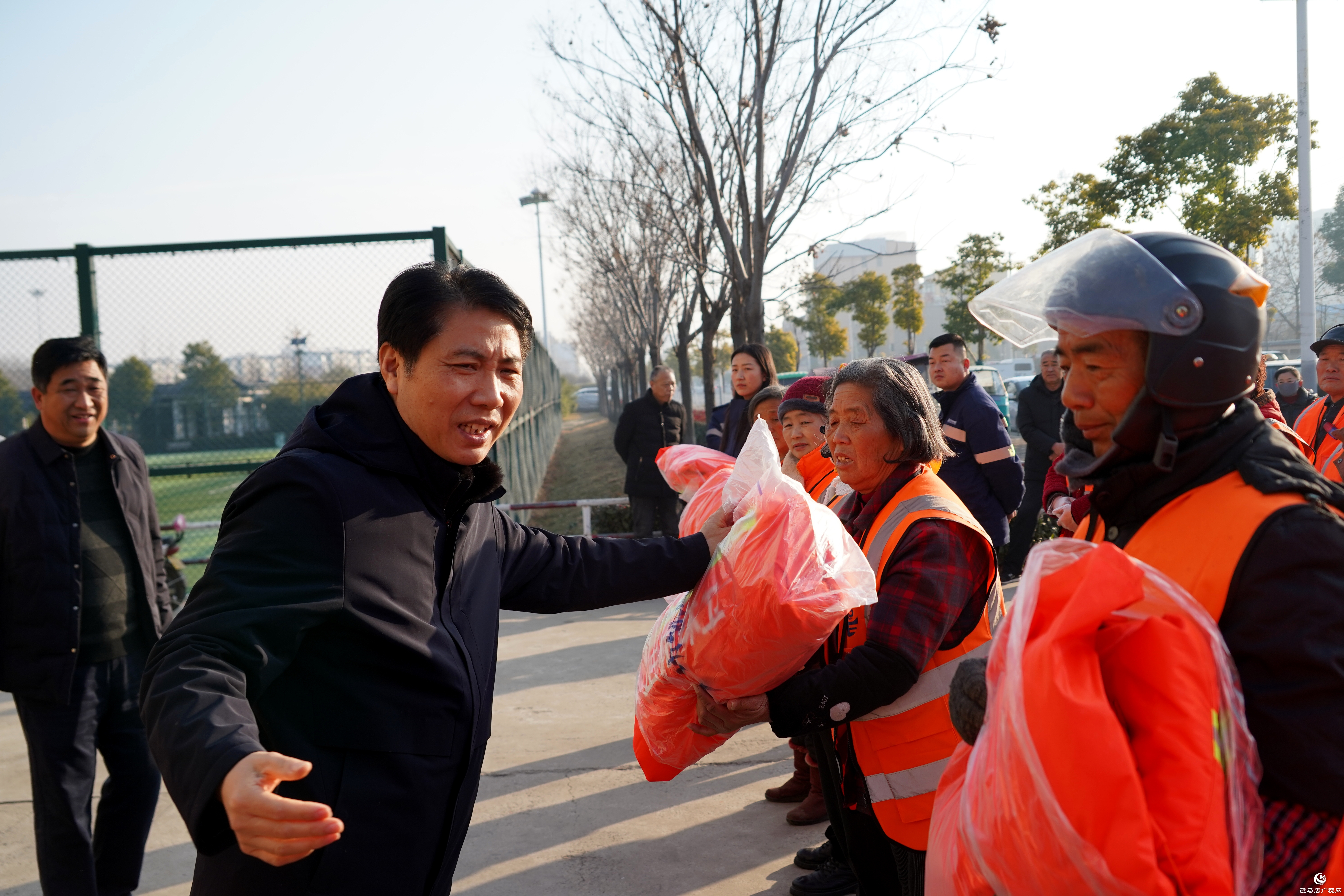 正陽(yáng)縣總工會(huì):600件“暖心衣”溫暖城市“美容師”