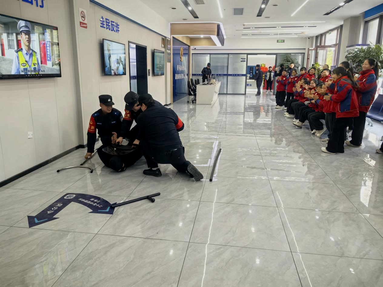 示范區(qū)公安分局高鐵警務(wù)工作站警營開放日活動